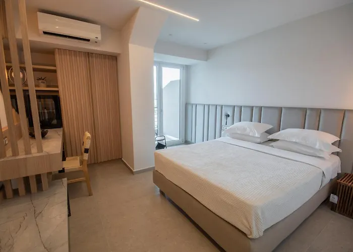 מלון Paralimnio 3*