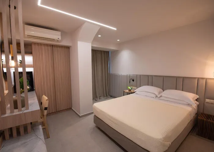 מלון Paralimnio 3*