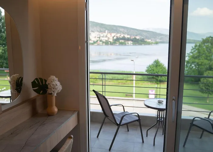 מלון Paralimnio 3*