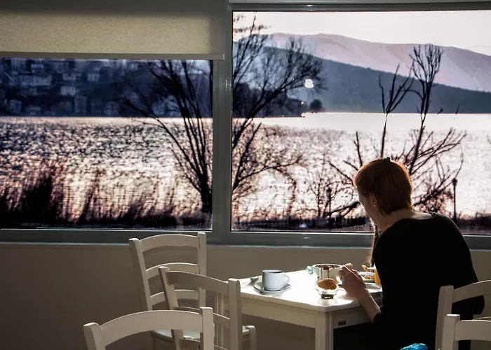 מלון Paralimnio 3*